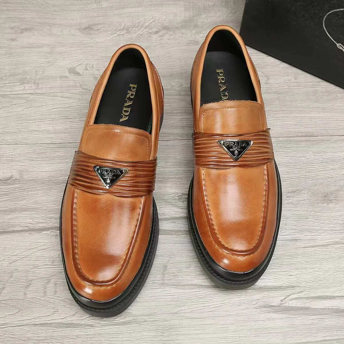 Men's shoes 💰540 💰💰🎩🎩【Prada】Counter 1:1⬆️original reproduction, absolute quality🆗Original outsole, high-quality imported rubber, wear-resistant and non-slip, never degummed, upper material: imported first-layer cowhide➕anti-slip foam outsole, official website material, lining material: water-dyed leather lining, 3 colors available! Code number 38-45